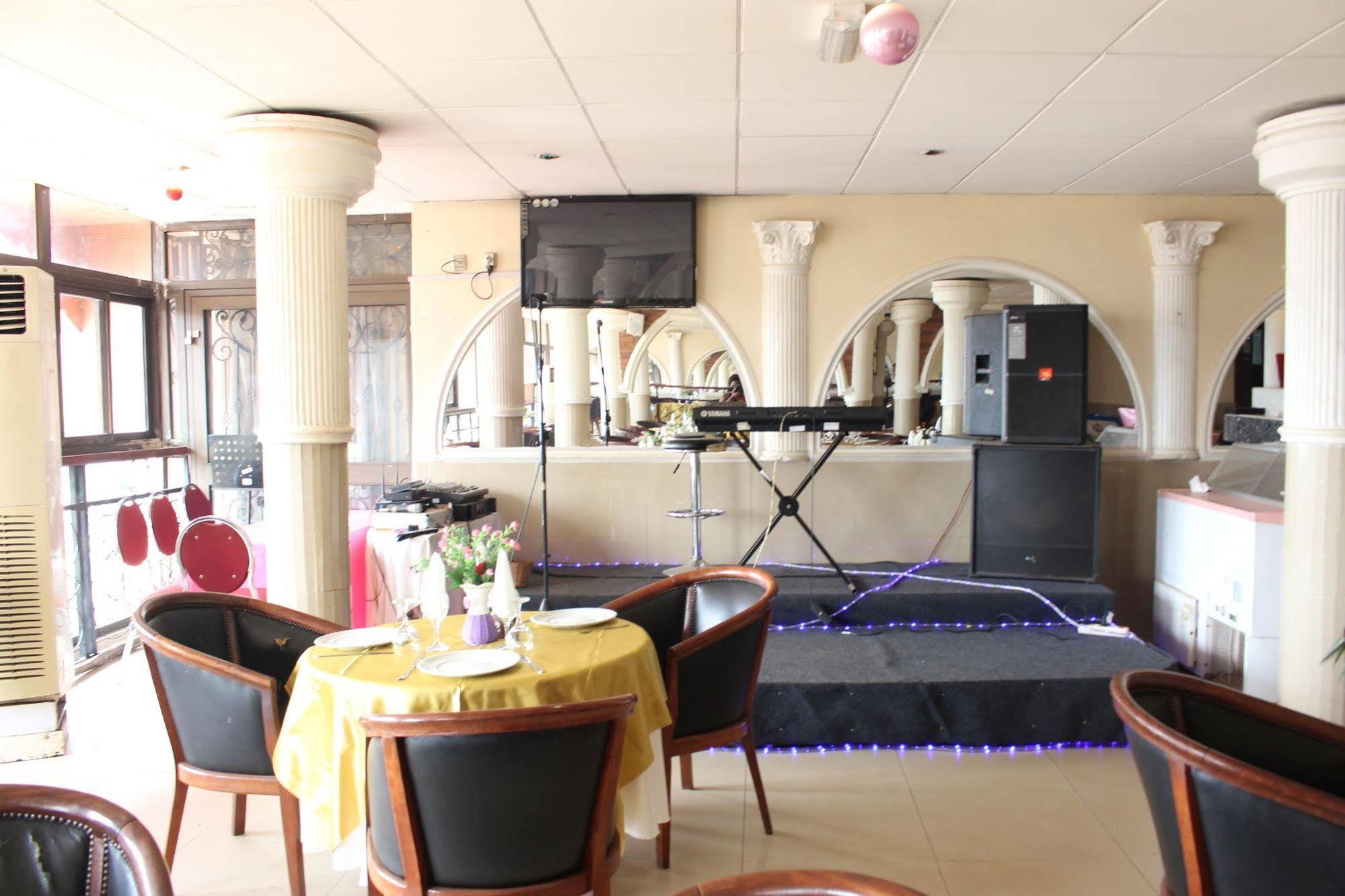 Hotel Santa Lucia Yaounde Exterior photo