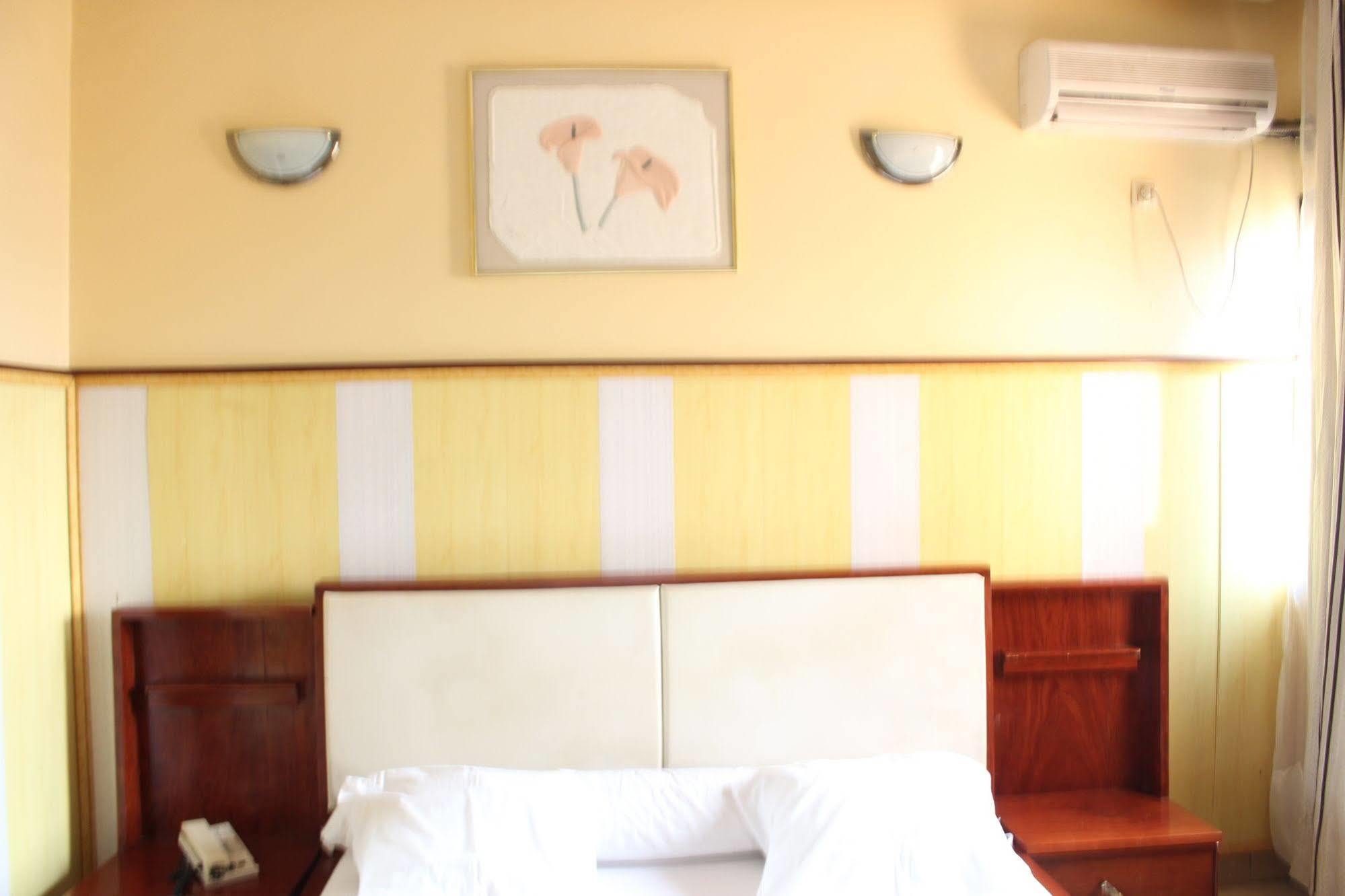 Hotel Santa Lucia Yaounde Exterior photo
