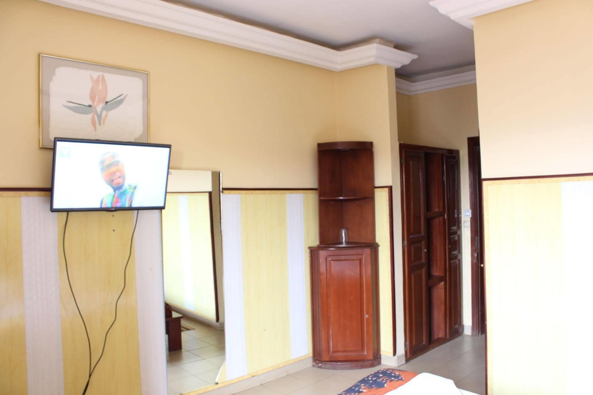 Hotel Santa Lucia Yaounde Exterior photo